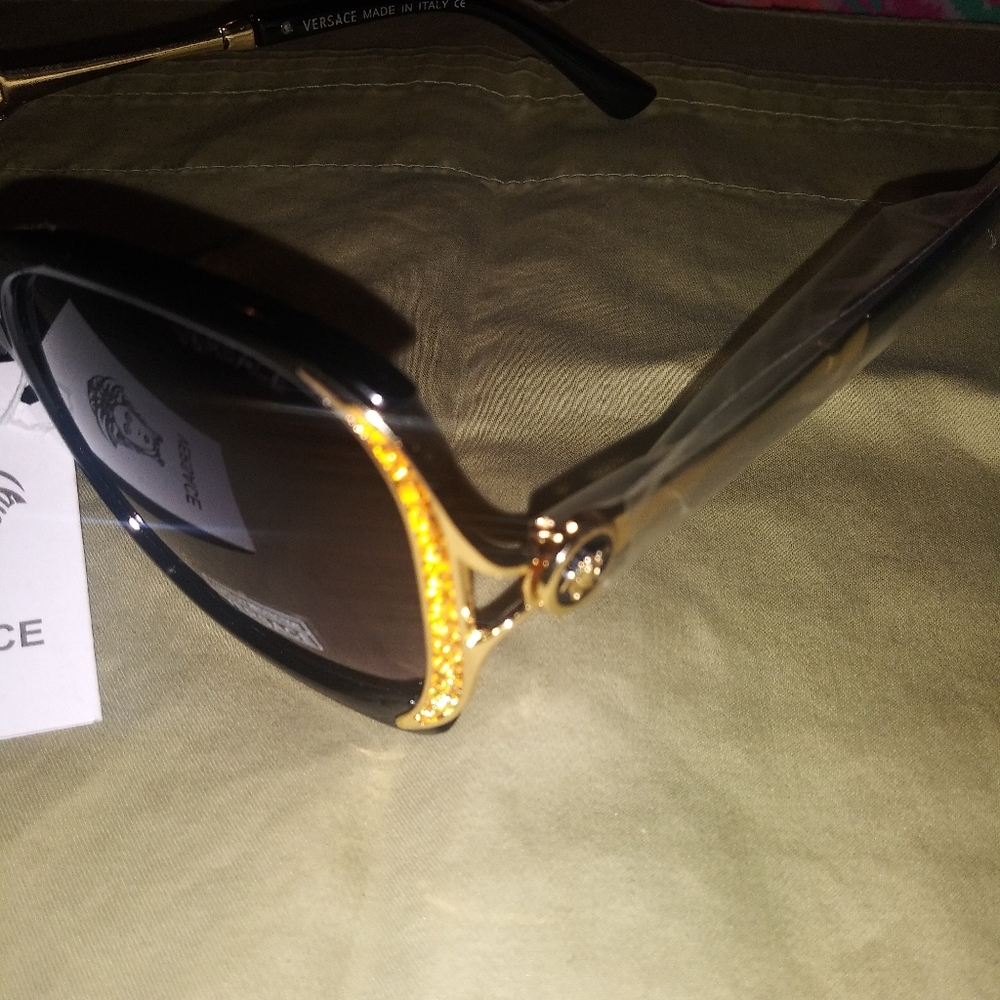 Versace - Picture 3 of 5